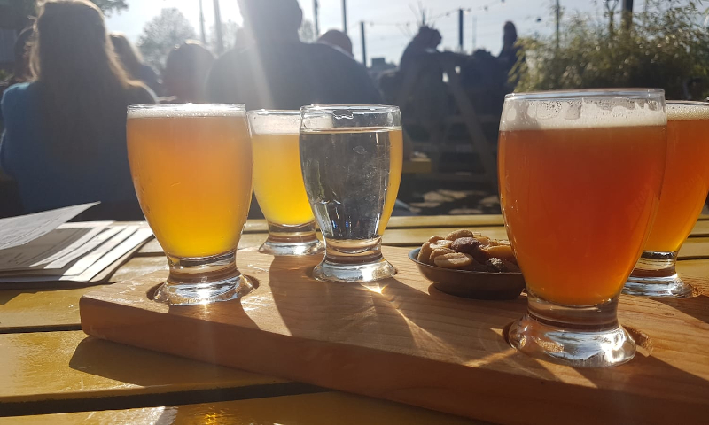 proefplankje met vier bieren in de zon